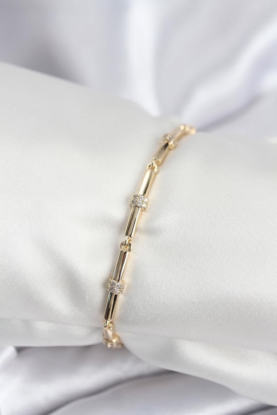 Pirinç VIP Seri Gold Renk Parçalı Model Zirkon Taşlı Kadın Bileklik