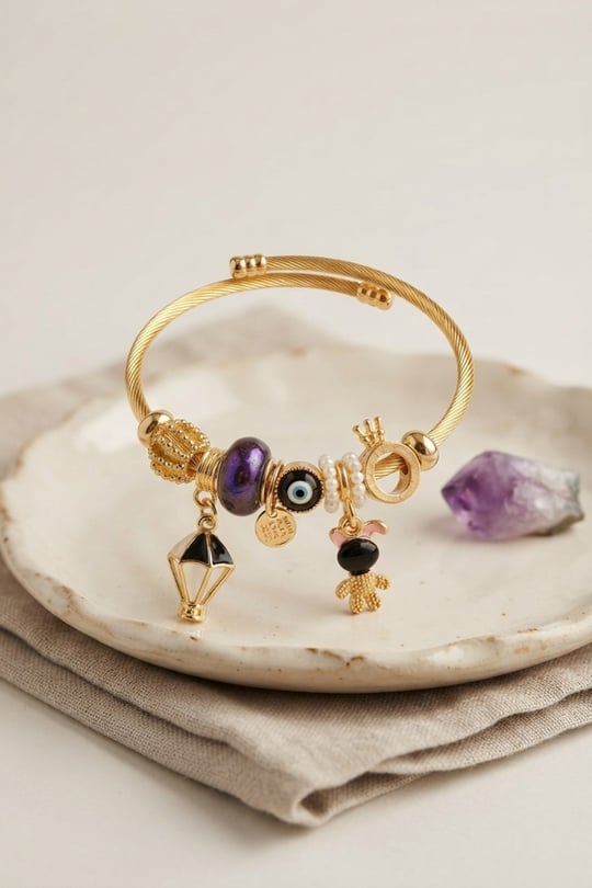 Siyah Uçan Model Charmlı Gold Renk Bileklik
