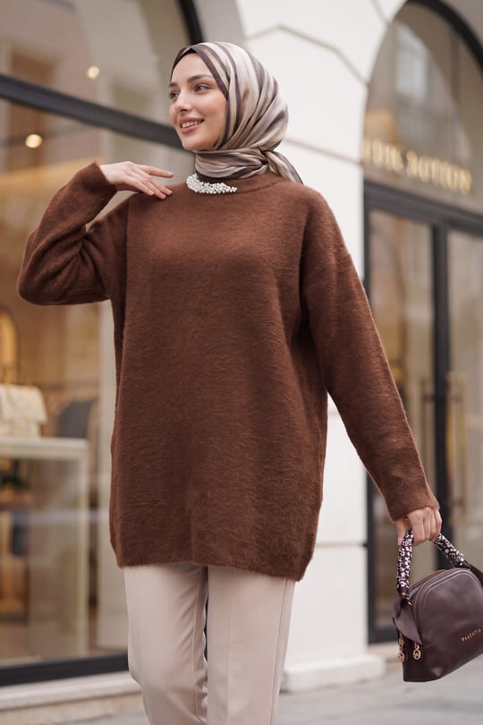 Yakası İnci Detaylı Yumoş Triko Tunik  -Kahverengi