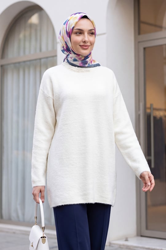 Yakası İnci Detaylı Yumoş Triko Tunik  -Beyaz