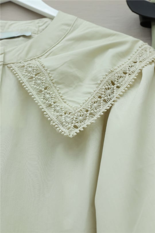 Bebe Yaka Dantel Detaylı Düğmeli Poplin Gömlek -Bej