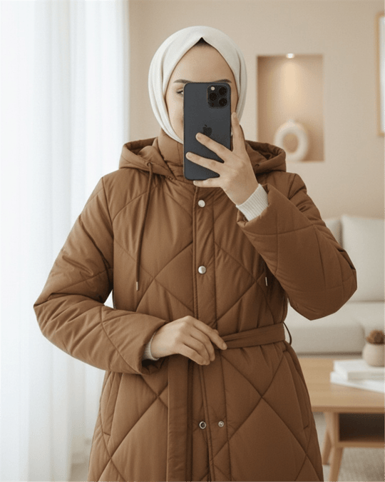 Beli Kemerli Önü Çıtçıtlı Kapşonlu Astarlı Uzun Kapitone Mont -Taba