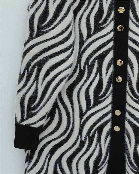 Düğmeli Zebra Desen Sakallı Triko Hırka -Siyah