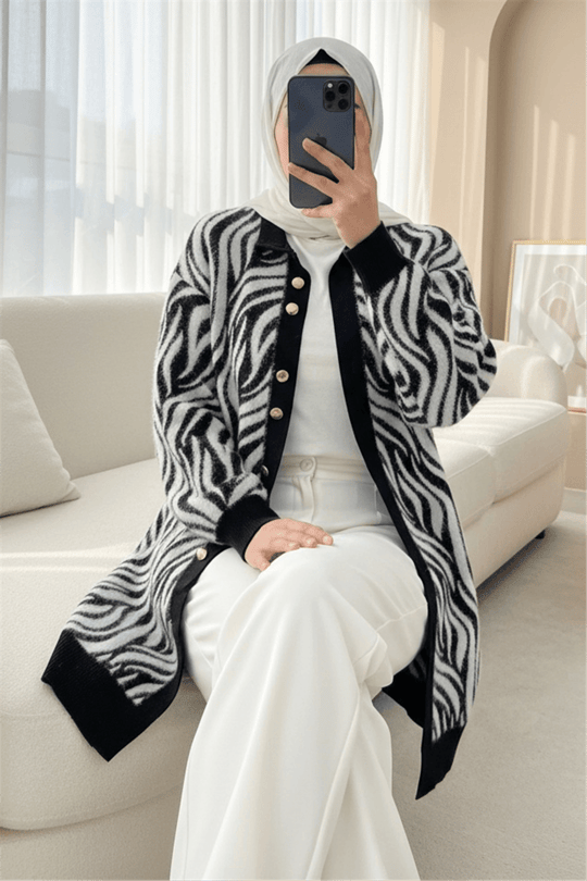 Düğmeli Zebra Desen Sakallı Triko Hırka -Siyah