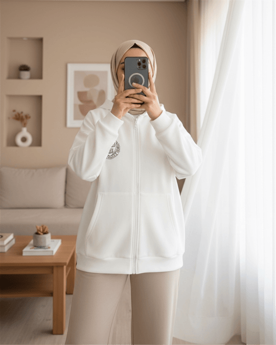 Eteği Lastikli Kapşonlu Yazılı Sweat -Beyaz