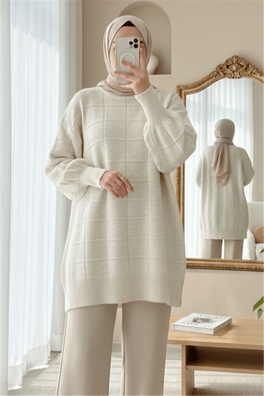 Kare Desenli Yırtmaçlı Yumoş Triko Tunik -Ekru