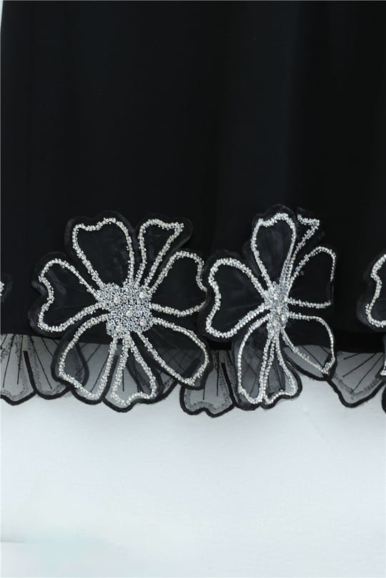 Kolları ve Eteği Çiçekli Taş Detaylı Bağcıklı Krep Elbise -Siyah