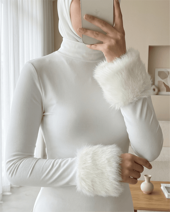 Kolu Kürklü Yarım Boğazlı Çıtçıtlı Zıbın Bluz -Beyaz