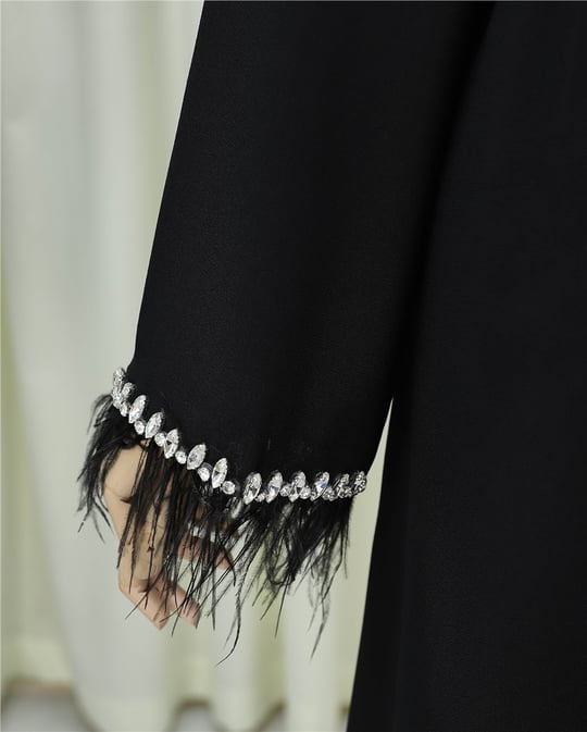 Kolu Tüylü Sıralı Taş Detaylı Kemerli Abaya -Siyah