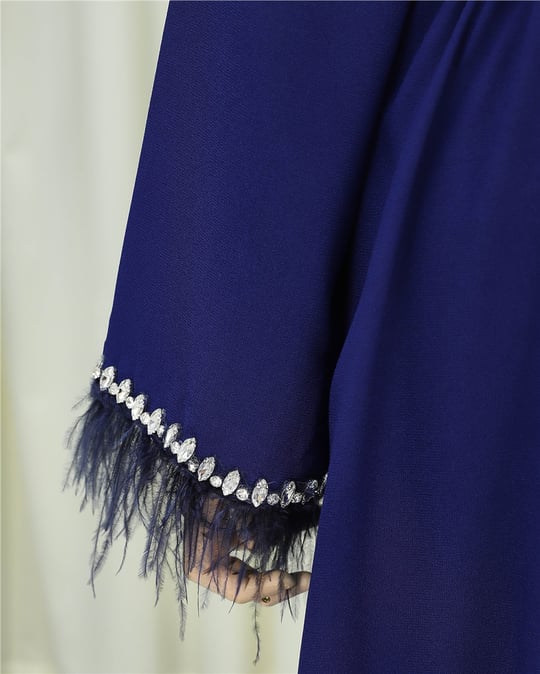 Kolu Tüylü Sıralı Taş Detaylı Kemerli Abaya -Saks