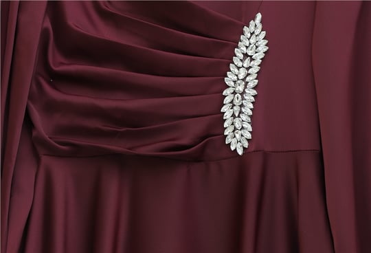 Önü Drapeli Taş Detaylı Saten Elbise -Bordo