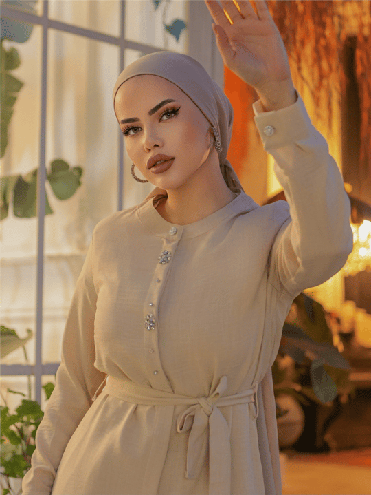 تونيك طويل من الكتان بأزرار مطرزة بالأحجار - بيج