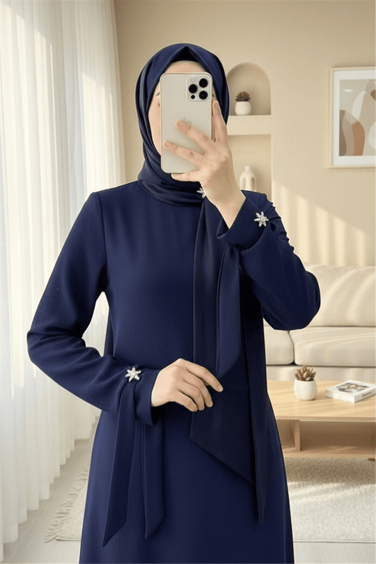 Yakası Fularlı Broş Detaylı Kolu Bağcıklı Krep Elbise -Laci