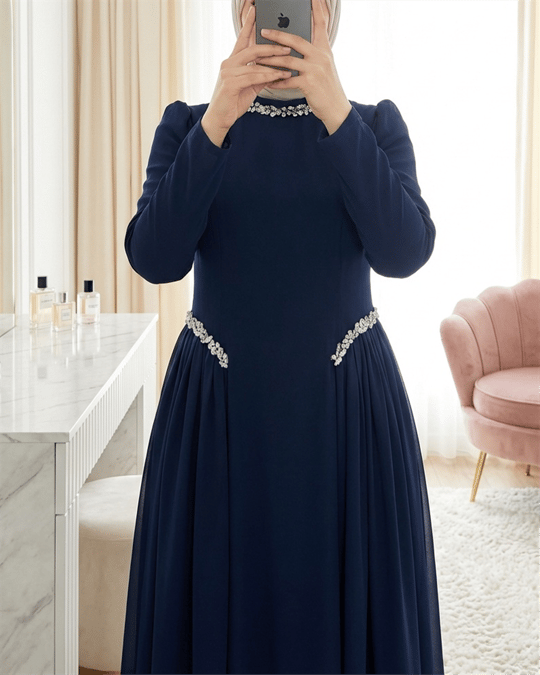 Yakası Ve Beli Taşlı Yanları Tül  Detaylı  Astarlı Krep Elbise -Laci