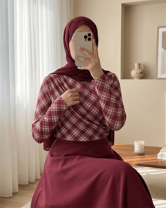 Yanı Büzgülü Ekose Desenli Bluz -Bordo