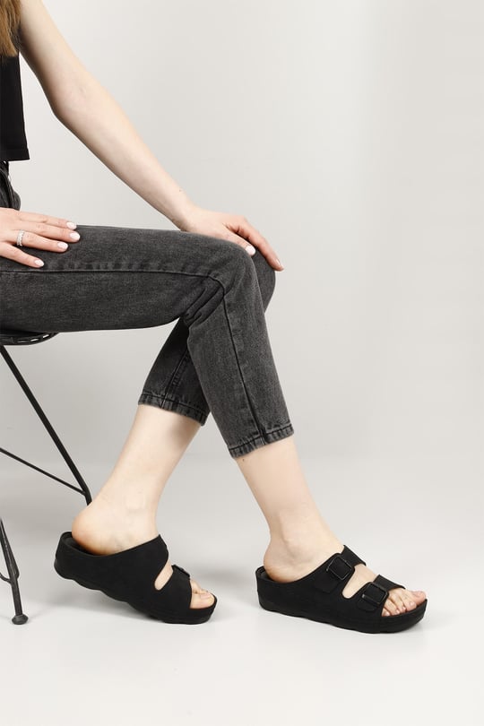 Kadın Siyah Tokalı Dolgu Topuk Comfort Terlik