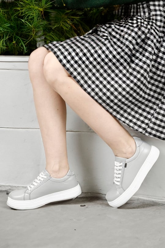 Kadın Açık Gri Bağcıklı Dolgu Taban Hakiki Deri Sneaker