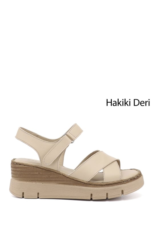 Kadın Bej Çapraz Bantlı Dolgu Topuklu Hakiki Deri Sandalet
