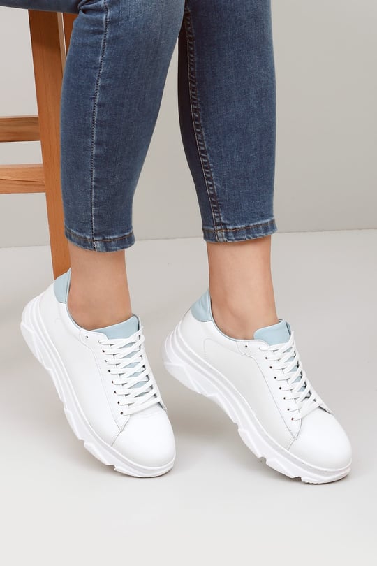 Kadın Beyaza Mavi Bağcıklı Dolgu Taban Hakiki Deri Sneaker