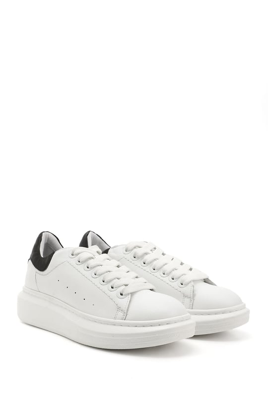 Kadın Beyaza Siyah Bağcıklı Dolgu Taban Hakiki Deri Sneaker