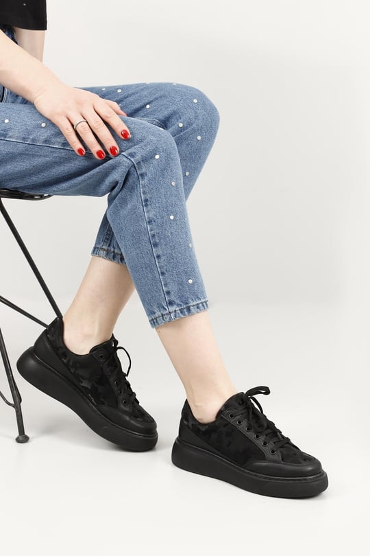 Kadın Siyah Baskılı Bağcıklı Dolgu Taban Comfort Sneaker