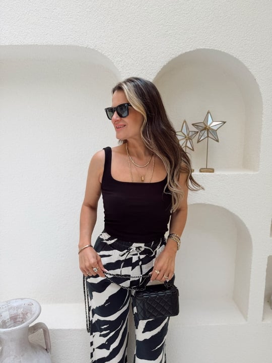 Nişantaşı Butik ÖN ARKA KARE YAKA SİYAH BASİC