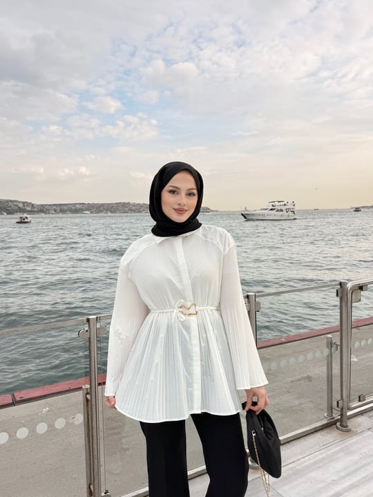 Gizli Düğme Detay Pliseli Kemer Tokalı Gömlek Beyaz