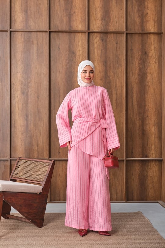 Önü Asimetrik Kesim Fularlı Çizgili Takım Pembe