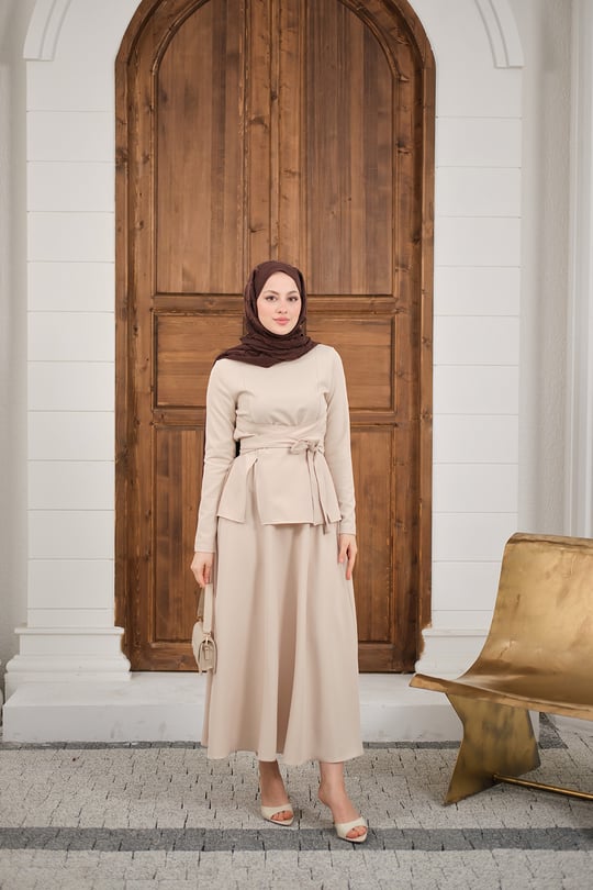 Bisiklet Yaka Ön Yırtmaçlı Etekli Takım Krem