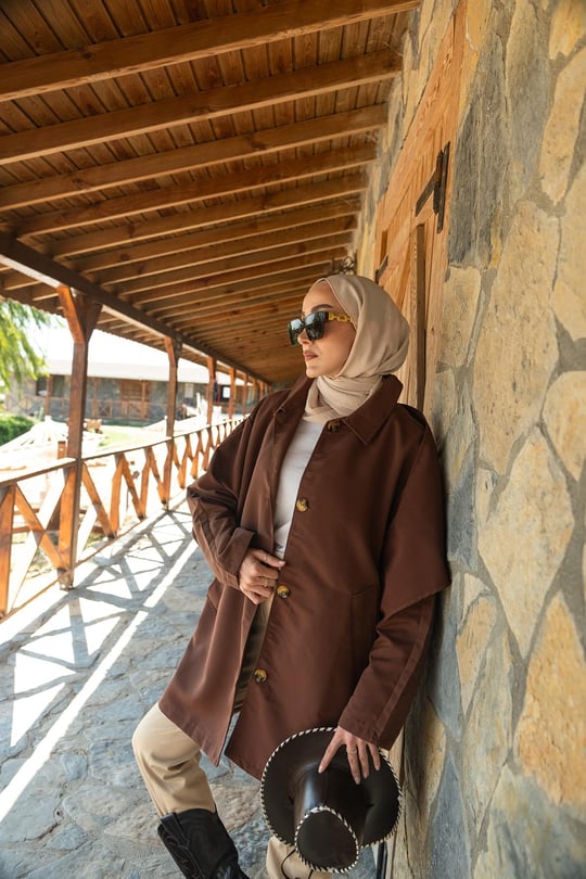 Cep Detay Pelerinli Ceket Kahverengi