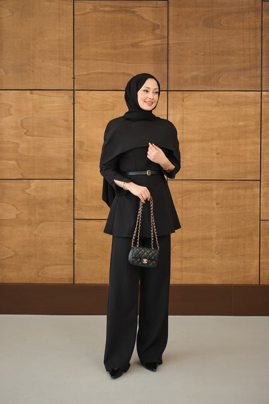 Çıkarılabilir Pelerin Detaylı Takım Siyah