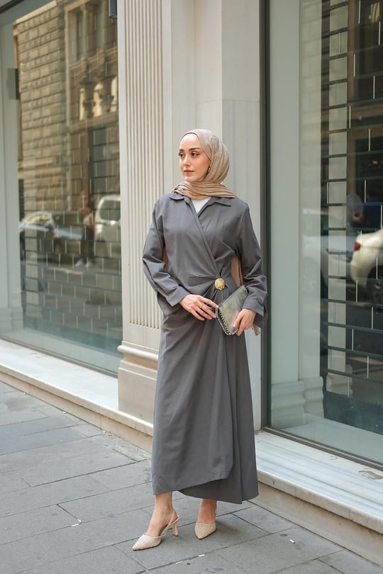 Deniz Kabuğu Broşlu Elbise Füme