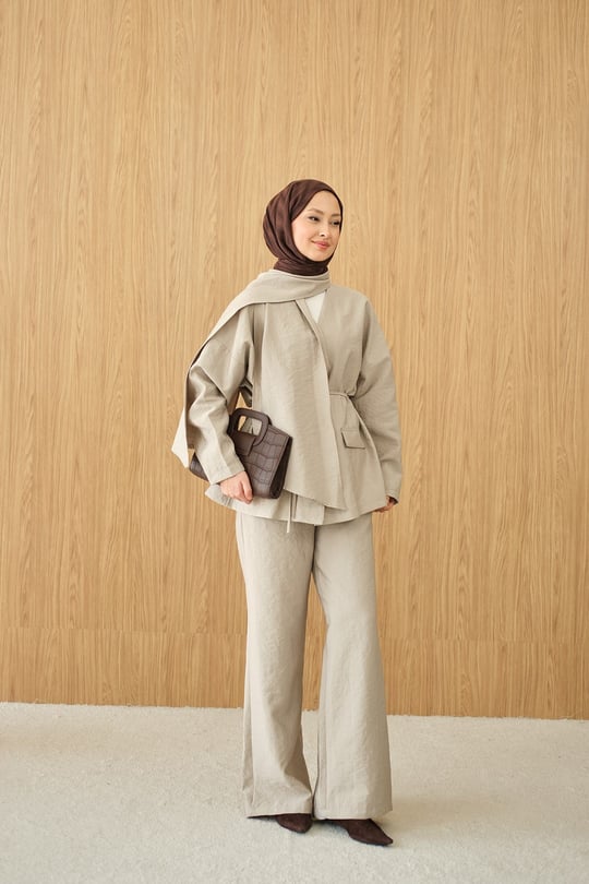 Gizli Düğme Detay V Yaka Takım Krem