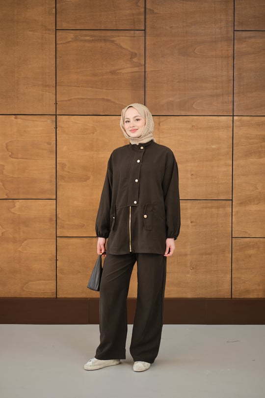 Gold Düğmeli Çift Cepli Fermuarlı Takım Kahverengi