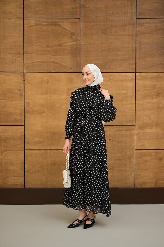 Kolları Büzgülü Bel Bağlamalı Puantiyeli Elbise Siyah