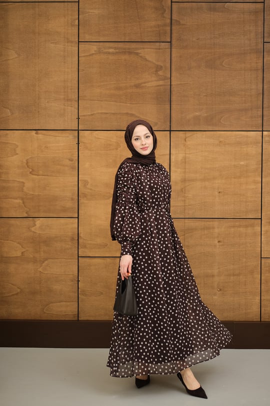 Kolları Büzgülü Bel Bağlamalı Puantiyeli Elbise Kahverengi