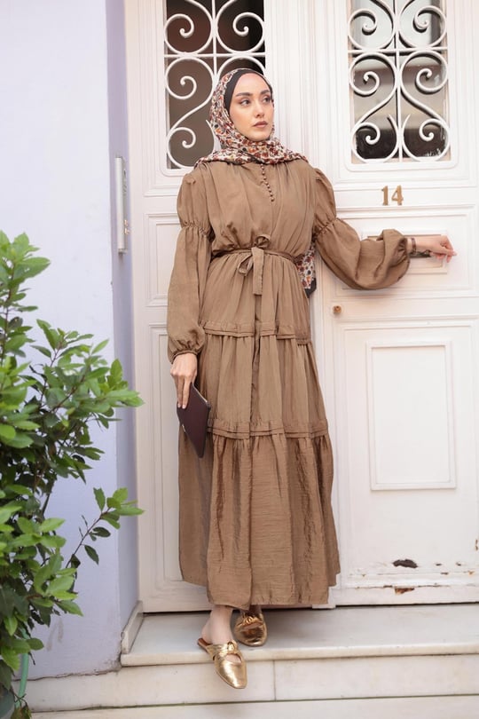 Kolu Lastik Detaylı Elbise Kahverengi