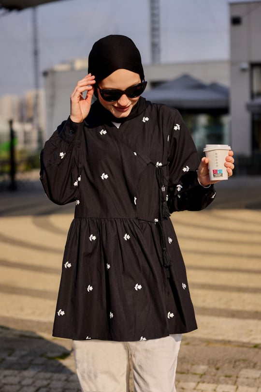 Nakış İşlemeli Yandan Bağlamalı Tunik Siyah