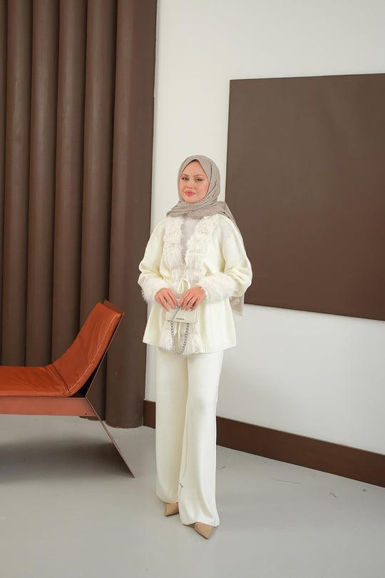 Peluş Detay Triko Takım Ekru