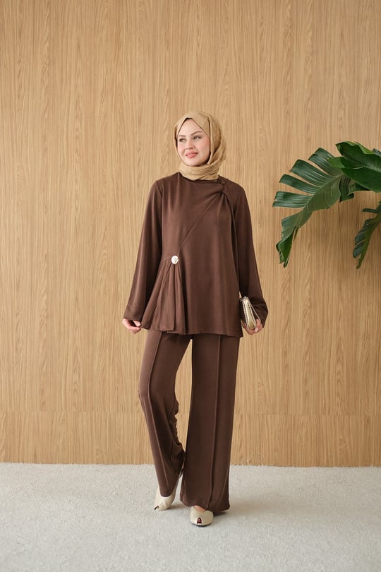 Yaka Bağlama Detay Tokalı Bisiklet Yaka Takım Kahverengi