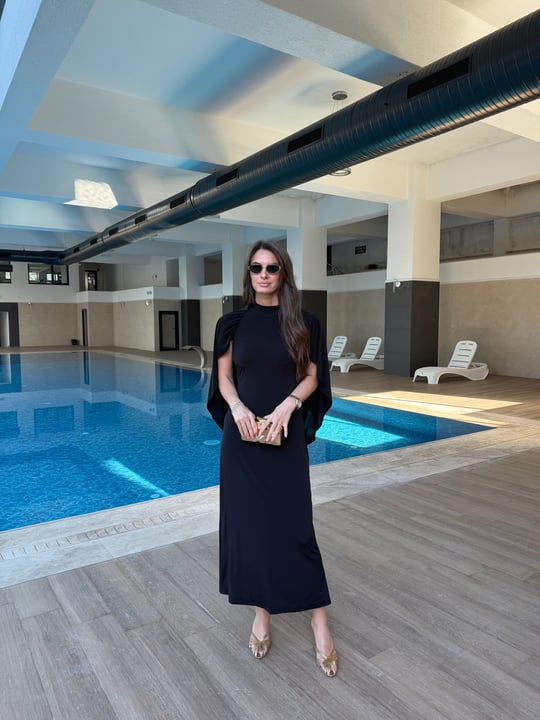 QULOVEYeni GelenlerPelerinli Sırt Dekolteli Siyah Elbise