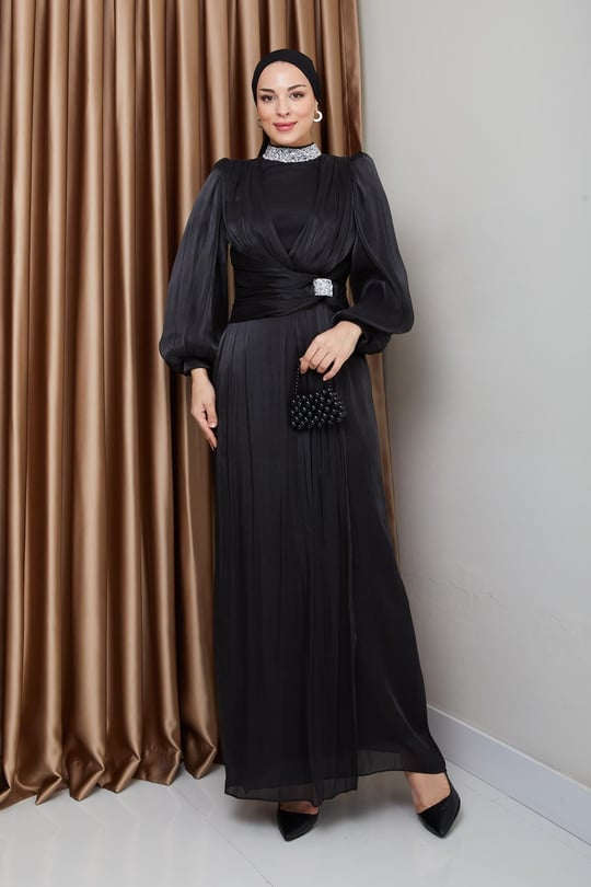 Fiyonk ve Yakası Taş Bezeli Yoryo İpek Tesettür Abiye Elbise SİYAH 1236