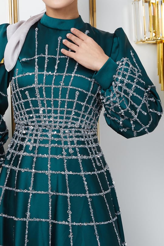 Önü ve Kolları Taş ve Pul Bezeli Kloş Saten Tesettür Abiye Elbise YEŞİL 1675