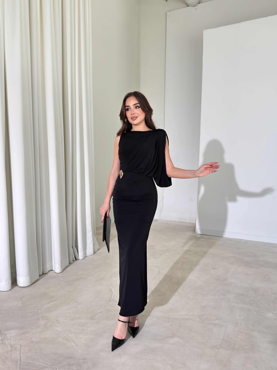 Tek Kol Asimetrik Drape Detaylı Aksesuarlı Yandan Yırtmaçlı Siyah Declan Kadın Elbise 26Y416