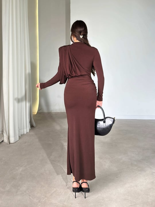 Omuz Drapeli Aksesuarlı Yandan Yırtmaçlı Maxi Boy Kahverengi Delinda Kadın Elbise 26Y772