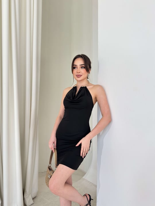 Boynu Aksesuarlı Degaje Yaka Sırtı Lastikli Mini Eva Siyah Kadın Elbise 26Y152