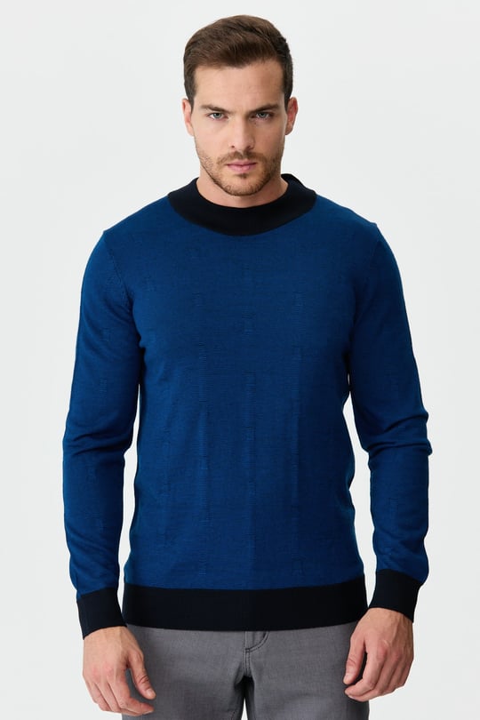 Мужской свитер под горло с узорами синий