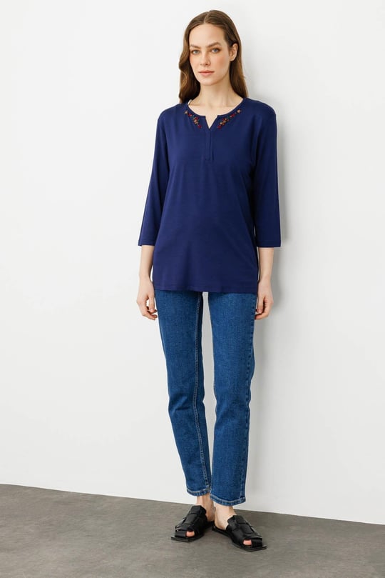 Kadın Açma Yaka Nakış İşlemeli Penye Bluz Lacivert