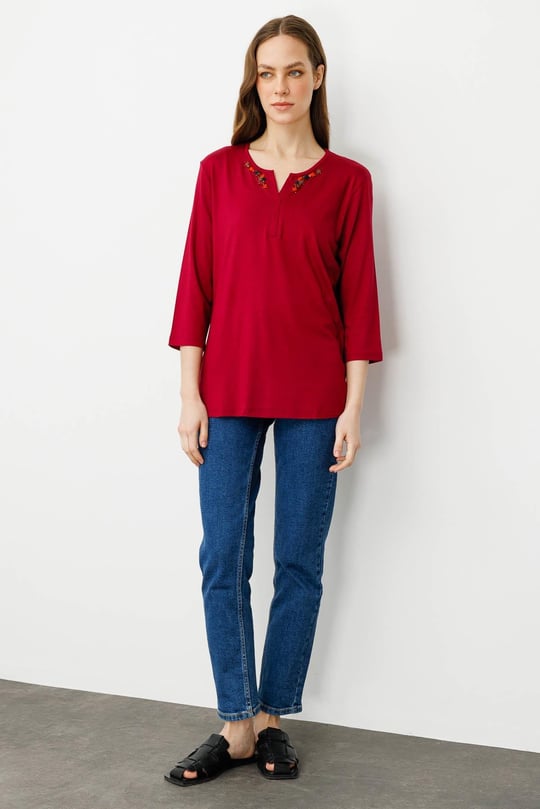 Kadın Açma Yaka Nakış İşlemeli Penye Bluz Vişne