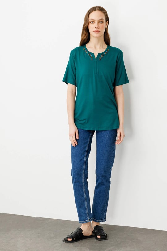 Kadın Açma Yaka Nakış İşlemeli T-shirt Yeşil